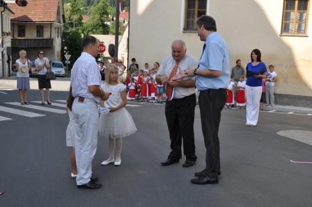KNOBLEHARJEVO 2012 - Otvoritev ceste in pločnika do osnovne šole Frana Metelka 23